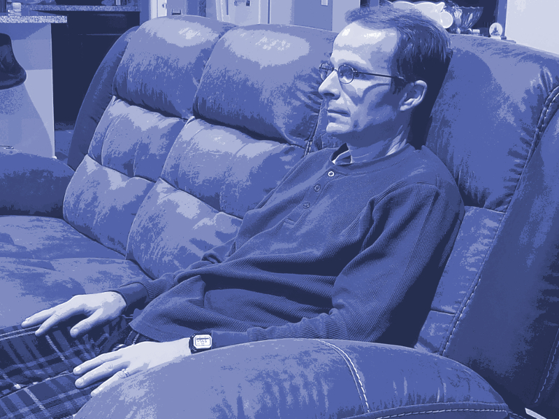 Tom on couch blue-800x600